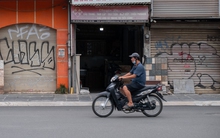 Hà Nội: Ngủ một đêm dậy, thấy cửa nhà bị vẽ bậy khắp nơi