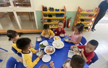 TP HCM: Hàng loạt bãi giữ xe, căng tin, bếp ăn... trong trường học phải tạm dừng