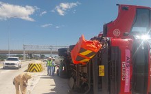 Ô tô tải nổ lốp, lật nghiêng trên cao tốc Diễn Châu - Bãi Vọt