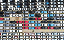 Trung Quốc đã tung 'nước cờ' đầu tiên đáp trả thuế ô tô điện của châu Âu