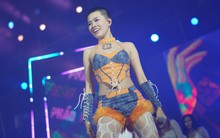 Nữ rapper gây sốc khi cắt đầu đinh lần đầu lên sân khấu với diện mạo mới: Tạo hình bắt mắt, vũ đạo bốc lửa
