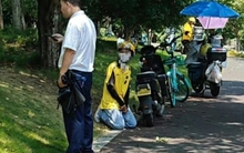 Bức ảnh shipper quỳ gối xin lỗi bảo vệ khiến dư luận phẫn nộ, hàng trăm shipper biểu tình