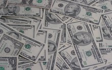 Vì sao giao thương nhiều nhất với Trung Quốc và Nga, nhưng quốc gia ‘nằm lọt thỏm’ giữa 2 ông lớn này vẫn thích đô la Mỹ hơn rúp, nhân dân tệ