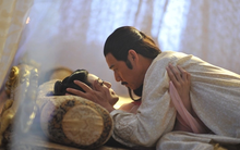 Lần đầu thị tẩm, Võ Tắc Thiên bất ngờ đẩy Lý Thế Dân ra khỏi giường, ai cũng nghĩ phạm tội khi quân nhưng hóa ra đang cứu vua một mạng