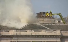 Hỏa hoạn tại tòa nhà biểu tượng Sommerset House, Anh điều 100 lính cứu hỏa dập đám cháy