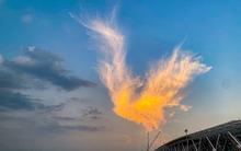 Bầu trời TP.HCM bất ngờ xuất hiện đám mây phượng hoàng lửa khiến dân tình xôn xao