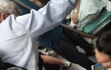 Nhìn hành động "lạ" của đứa trẻ trên tàu điện ngầm, vị giáo sư đại học nổi tiếng cảm thán: Tôi thật sự phải học hỏi cháu bé này!