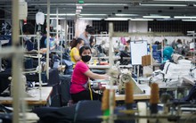 Doanh nghiệp kiến nghị lùi thời điểm tăng lương tối thiểu vùng, Bộ LĐTBXH phản hồi ra sao?