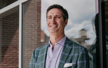 Đặc quyền tân CEO Starbucks: Đi làm bằng chuyên cơ riêng, có cơ hội nhận 10 triệu USD lương thưởng và hàng triệu USD khác dưới dạng cổ phiếu