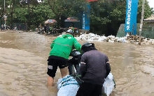 Hà Nội: Nhiều khu vực vẫn ngập sâu sau đêm mưa lớn tối qua