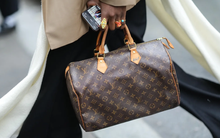 Cách trả thù của nhà giàu khi bị coi thường: Phú bà bắt nhân viên của LV đếm 2 tỷ tiền mặt trong 2 tiếng rồi "đổi ý" không mua hàng