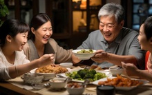 Lên thành phố thăm vợ chồng con gái, nghe con rể mắng vợ một câu, tôi tức giận trả lại hết số tiền các con đã biếu