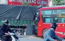 Xe khách dính chặt xe đầu kéo, nhiều người bị thương
