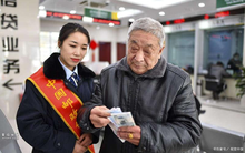 Gửi tiết kiệm 28 triệu đồng với lãi suất 10%/năm, 20 năm sau, ông cụ đến ngân hàng rút tiền thì được thông báo: "Chúng tôi chưa từng đưa ra mức lãi suất đó"