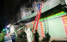 Căn hộ chung cư ở Hà Nội bốc cháy trong đêm, 4 người mắc kẹt được giải cứu