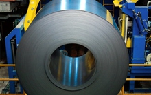 Sản xuất thép cuộn cán nóng Việt Nam lao đao trước “sóng gió kép”