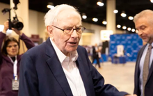 Warren Buffett bán gần một nửa cổ phiếu Apple, ngồi trên đống tiền mặt kỷ lục ngay trước cú sập của TTCK: Chuyện gì đang diễn ra?