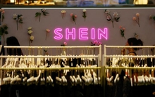 “Ông vua thời trang nhanh” Shein bị tố cáo chứa chất độc hại: Vì sao mặc quần áo giá rẻ cũng có thể gây ung thư, béo phì?