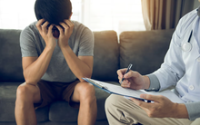 Nam sinh bị bố mẹ đưa vào trại tâm thần suốt 83 ngày vì không nghe lời, ngay khi xuất viện, chàng trai đưa phụ huynh đi khám sức khỏe: Phát hiện sự thật đau lòng