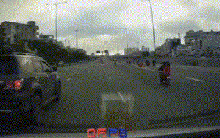 Xác minh clip ô tô màu đen không nhường đường cho xe ưu tiên