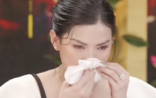 Võ Hà Linh bỗng ngã ra, khóc lóc ngay trên sóng livestream