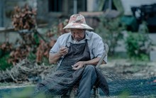 Con trai nhập viện, cụ ông 71 tuổi tức tốc đến chăm sóc: Vô tình nghe cuộc điện thoại lúc nửa đêm, ông quyết bán nhà, chuyển vào viện dưỡng lão ở