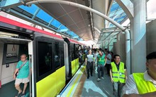 Rất đông người dân trải nghiệm tàu Nhổn - ga Hà Nội trong ngày đầu vận hành