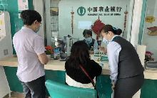 Gửi tiết kiệm hơn 7 tỷ đồng, 3 năm sau đến rút, người phụ nữ bàng hoàng khi ngân hàng thông báo: "Tài khoản của bà chỉ còn hơn 300 nghìn đồng"