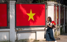 Rủ nhau chụp ảnh dưới sắc cờ Tổ quốc đỏ rực từ đường lớn đến ngõ nhỏ ở Hà Nội