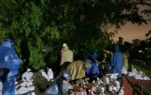 Hà Nội: Gần 1.000 người xuyên đêm khắc phục sự cố tràn và sạt đê ở Thanh Trì