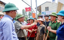 Thủ tướng Phạm Minh Chính lội bùn đến động viên người dân Yên Bái