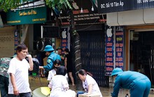 Hà Nội: Nhân viên y tế đi thuyền vào chữa bệnh cho dân