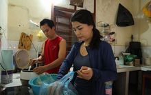 Xót xa cuộc sống của các nghệ sĩ ở nhà trọ 15-20m2: Người làm tạp vụ, người bán xôi sáng mưu sinh