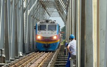 Nước sông rút, đường sắt dự kiến lưu thông qua cầu Long Biên, cầu Đuống chiều nay