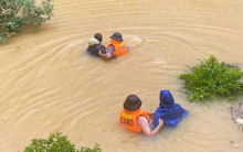 Gian nan hành trình 'cõng' nhu yếu phẩm đến vùng lũ quét, sạt lở: Vì cứu dân luôn là ưu tiên cao nhất