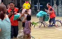 Chàng shipper vừa xuất hiện, bà hàng xóm đã chấm 10 điểm: Hình ảnh quay lén lúc đang làm việc hé lộ lý do!