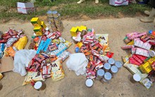 Người dân Lào Cai bật khóc khi nhận đồ ăn cứu trợ vì lý do đặc biệt, nhìn đội thiện nguyện càng nể phục