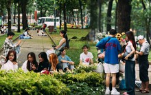 Clip: 6 giờ sáng ngày 2/9, giới trẻ Sài Gòn đã đổ xô đi cà phê bệt, không giấu nổi nụ cười đón ngày Quốc Khánh