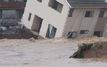 Lũ lụt từ cơn mưa kỷ lục tạo ra khung cảnh tan hoang tại Nhật Bản: Nhiều ngôi nhà bị cuốn phăng, ô tô chìm trong biển nước