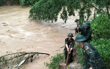 Nhà đổ sập, nước ngập sâu, huyện Mường Lát bị chia cắt