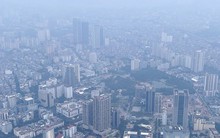 Đầu giờ chiều, bầu trời Hà Nội vẫn chìm trong sương mù