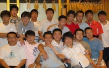 Đi họp lớp, bạn học giàu cười nhạo người khác vì không có tiền: Lớp trưởng nói 9 từ khiến anh ta xấu hổ, phải âm thầm trốn về