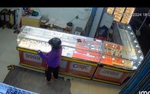 Người phụ nữ trùm mặt kín mít, cầm vàng bỏ chạy khiến chủ tiệm 'đứng hình'