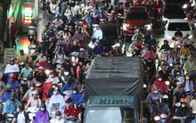 Hà Nội: Dòng người trong cảnh không lối thoát