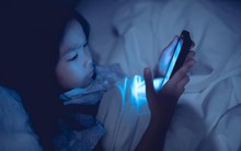 Mỗi phút tiếp xúc ánh sáng xanh phá hủy hàng triệu tế bào nhãn cầu