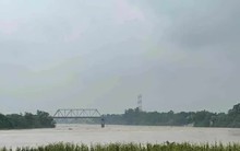 Sập cầu Phong Châu (Phú Thọ), nhiều phương tiện rơi xuống sông