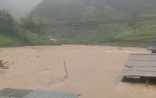 Clip: Kinh hoàng nước lũ chảy xối xả, dâng cao đến tận nóc nhà dân ở Yên Bái