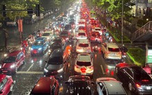 Mưa lớn giờ tan tầm, dân Hà Nội bì bõm tắc lội nước, tắc đường vài km