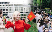 Ngắm TP. HCM ngày đầu năm: Áo dài phủ sắc khắp phố, giới trẻ tưng bừng "check-in" từ Dinh Độc Lập đến cà phê bệt