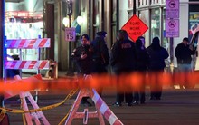 Mỹ: Tài xế lao xe, nổ súng vào đám đông đón năm mới, hàng chục người thương vong